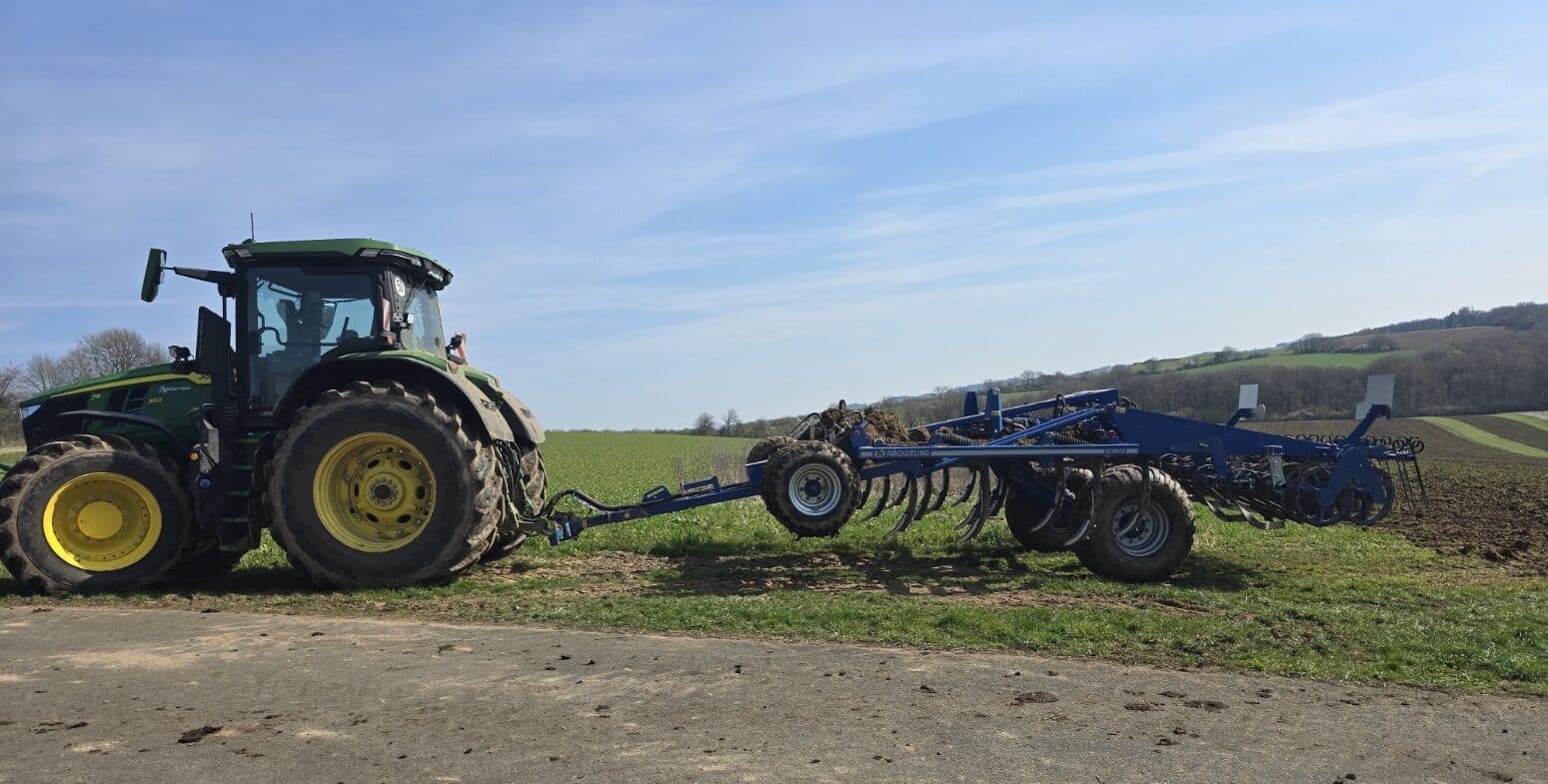 Traktor mit Grubber