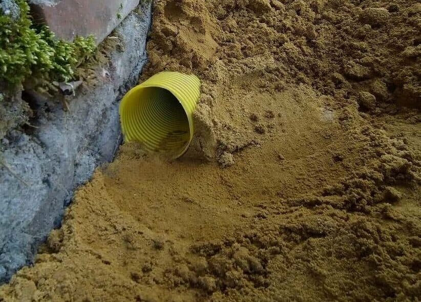 Drainagerohr als Zugang für Kleintiere in den Keller
