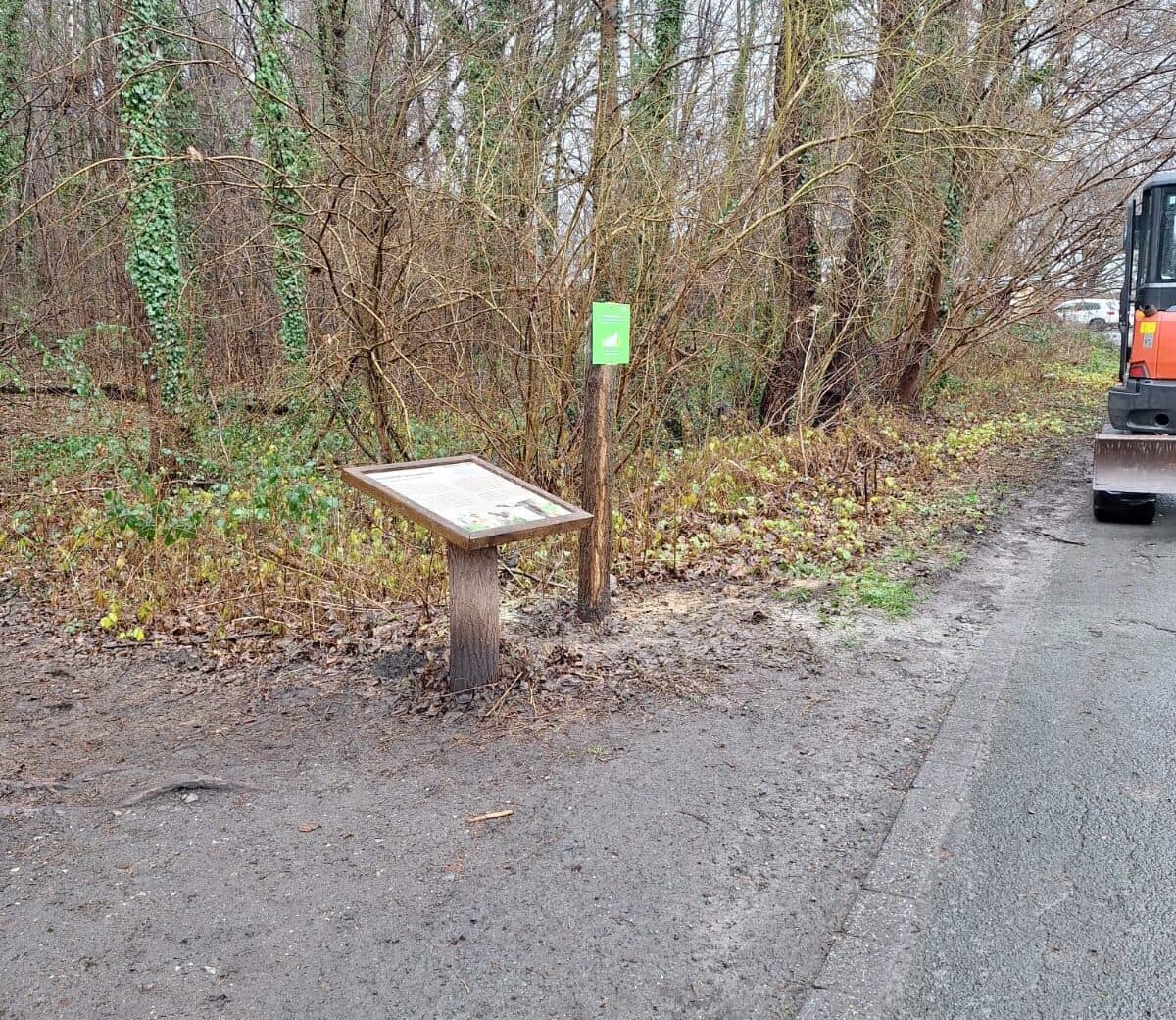 aufgestelltes Schild am Waldweg