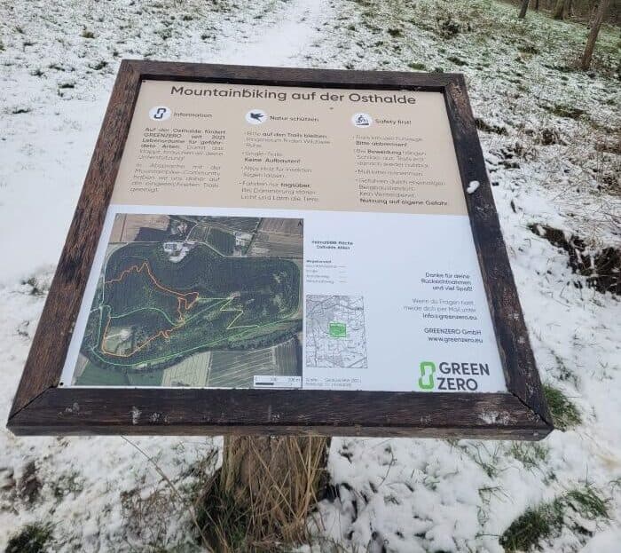 Infotafel mit eingezeichneten Trails