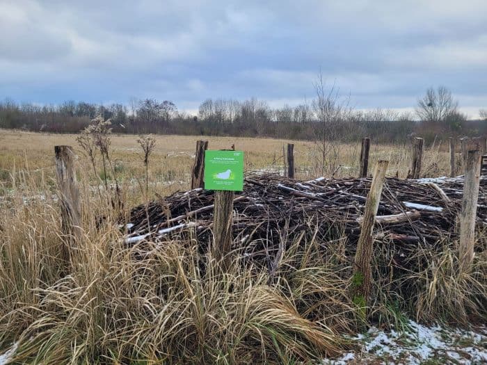 Hinweisschild an Reisighecke