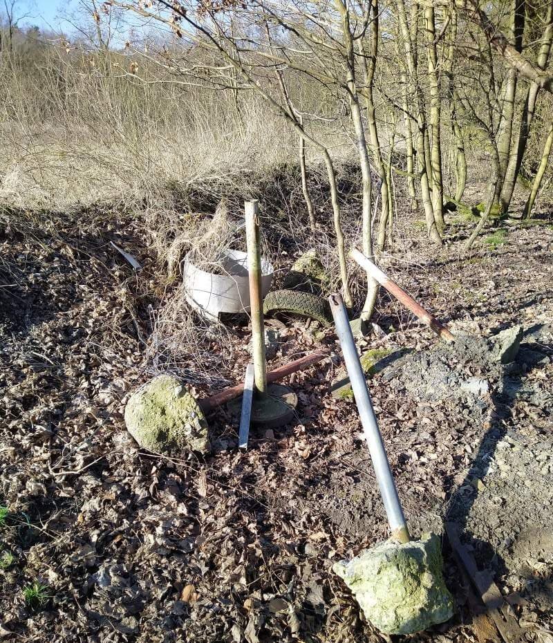 zusammengeräumter Müll vor Abtransport