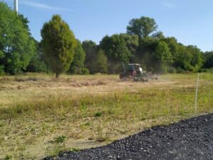 Ökopunkte von GREENZERO kaufen 4 Landmaschine mäht trockene Wiese Polsum Naturfläche GREENZERO